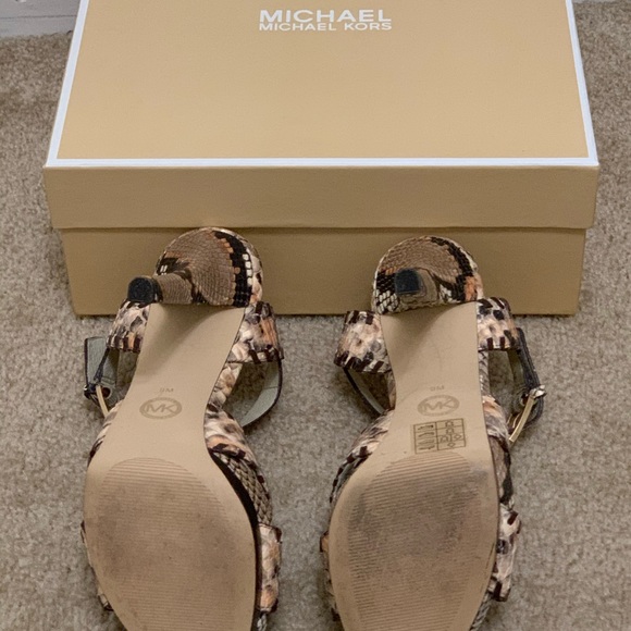Michael Kors Jet Set Collection Odessa Sandal - Picture 1 of 7